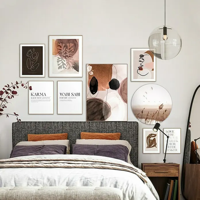 Reinders Bild Slim Frame Wood - Watercolours, B x H: 50 x 70 cm - Ein Schlafzimmer mit einer Galeriewand mit abstrakten Kunstwerken in Braun- und Beigetönen über einem mit Kissen und Decken geschmückten Bett.