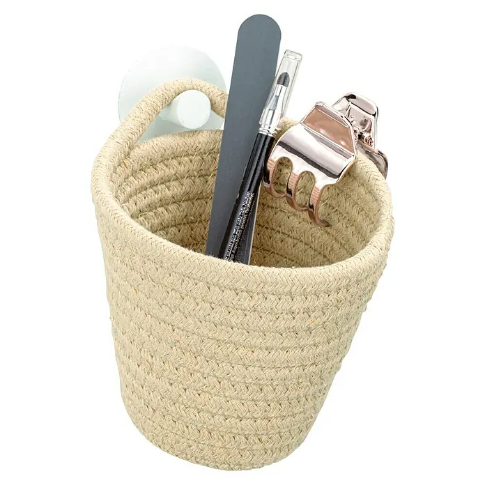 Wenko Ablagekorb Soria - 14,5 x 12,5 x 12 cm, Polyester, Beige - Beiger Seilkorb mit Nagelknipser, Feile und Eyeliner. Der Korb hängt an einem runden, weißen Haken an der Wand. Vielseitige Aufbewahrung für Kosmetik.