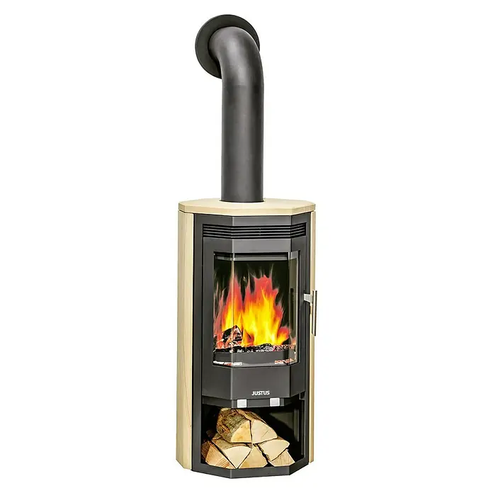 Justus Kaminofen Usedom 5 II - 5,5 kW, Raumheizvermögen: 88 m³, Material Verkleidung: Sandstein, Sandstein/Schwarz - Ein Justus Kaminofen mit Holzfach und Ofenrohr, der eine gemütliche Atmosphäre verspricht. Das Feuer brennt schon im Ofen.