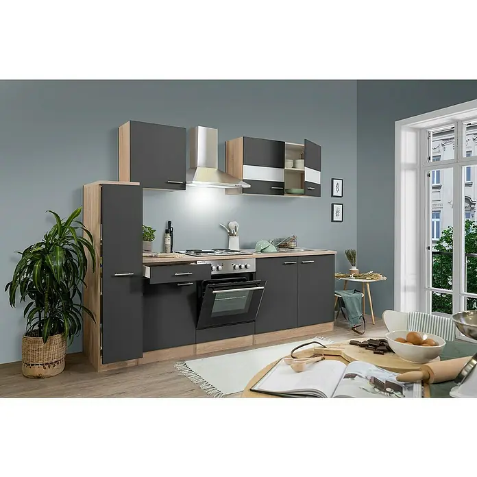 Respekta Singleküche Merle Typ 1 - Breite: 240 cm, Grau, Mit Elektrogeräten, Volumen Backofen: 60 l - Helle Küche mit modernen grauen Einbauschränken, hellem Holzboden und einer Zimmerpflanze. Die Küche wirkt einladend und funktional.