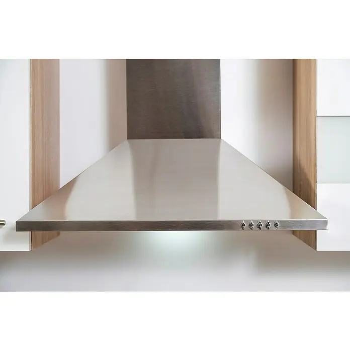 Respekta Singleküche Merle Typ 1 - Breite: 240 cm, Weiß, Mit Elektrogeräten, Volumen Backofen: 60 l - Nahaufnahme einer Dunstabzugshaube aus Edelstahl, die zwischen weißen Schränken hängt und ein elegantes und sauberes Design zeigt.