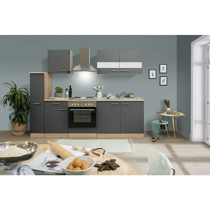 Respekta Singleküche Merle Typ 1 - Breite: 240 cm, Grau, Mit Elektrogeräten, Volumen Backofen: 60 l - Küchendekor mit modernen grauen Schränken, einer Dunstabzugshaube und einer Auswahl an Kochutensilien, die eine stilvolle kulinarische Atmosphäre schaffen.
