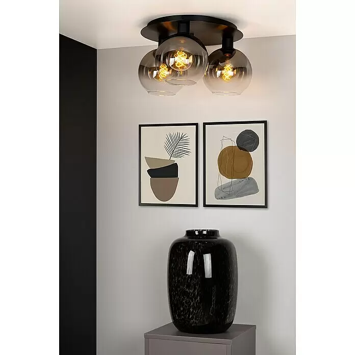 Lucide Plafón Marius - 180 W, Negro, E27 - Plafón negro moderno con tres globos de cristal ahumado y bombillas de filamento visibles, iluminando un interior elegante.