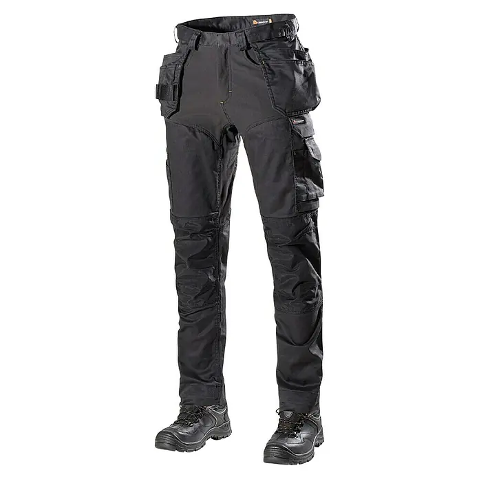 L.Brador Arbeitshose 1090PB - 54, Schwarz - Abgebildet sind schwarze Arbeitshosen mit vielen Taschen und verstärkten Knien, die Funktionalität und Strapazierfähigkeit vereinen.