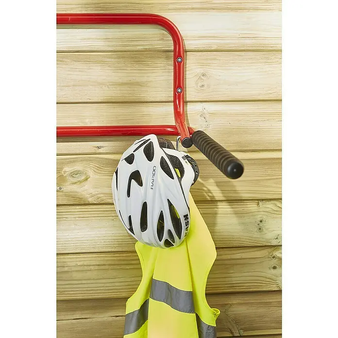 Fahrradhalterung B053QRA - Geeignet für: 2 Fahrräder, Belastbarkeit: 30 kg - Nahaufnahme einer roten Fahrradaufhängung an einer Holzwand, an der ein Helm und eine Sicherheitsweste hängen.