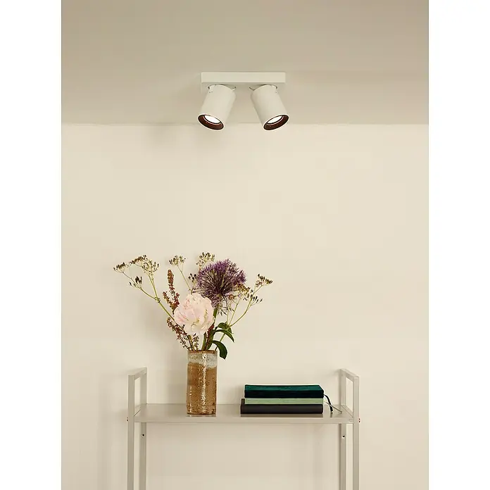Lucide Deckenstrahler Nigel - 10 W, L x B x H: 20 x 10 x 11,5 cm, Weiß, GU10 - Ein modernes Interieur mit einer Deckenleuchte mit zwei Strahlern, die eine minimalistische Ästhetik und ein sanftes Lichtdesign bietet.