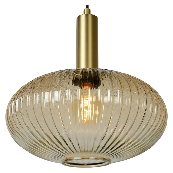 Lucide Pendelleuchte Maloto - 40 W, Amber, E27 - Nahaufnahme einer Pendelleuchte mit einem geriffelten Glasschirm und einer goldenen Aufhängung, die ein warmes Licht ausstrahlt.