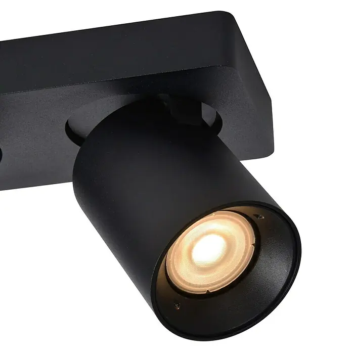 Lucide Deckenstrahler Nigel - 15 W, L x B x H: 30 x 10 x 11,5 cm, Schwarz, GU10 - Nahaufnahme einer schwarzen LED-Deckenleuchte mit warmweissem Licht. Das Produkt ist schwenkbar und modern gestaltet.