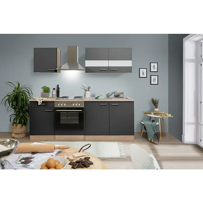 Respekta Singleküche Merle Typ 1 - Breite: 210 cm, Grau, Mit Elektrogeräten, Volumen Backofen: 60 l - Eine moderne Küche mit grauen Schränken, einer Edelstahl-Dunstabzugshaube und einer Kochinsel mit Backutensilien.