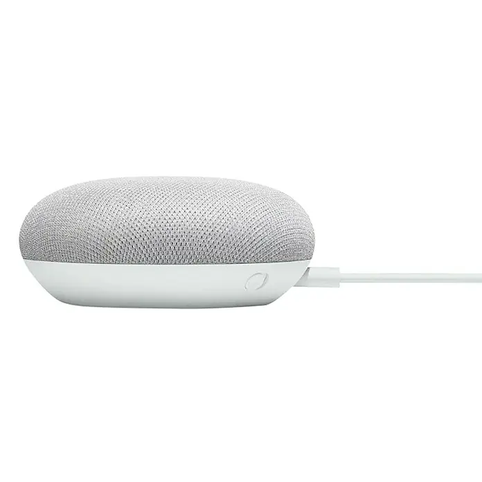 Google Nest Sprachgesteuerter Lautsprecher Mini - Kreide, Netzbetrieben, Kabellänge: 1,5 m - Nahaufnahme eines Google Nest Mini Smart Speakers in hellgrau mit weißem Kabel auf schwarzem Hintergrund.