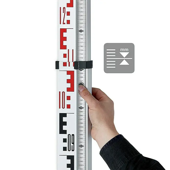 Laserliner Linienlaser Duraplane 360 - Messbereich: 0,15 - 40 m - Eine Lotstange mit Millimeterskala, die von einer Hand gehalten wird, für präzise Messungen im Bauwesen.