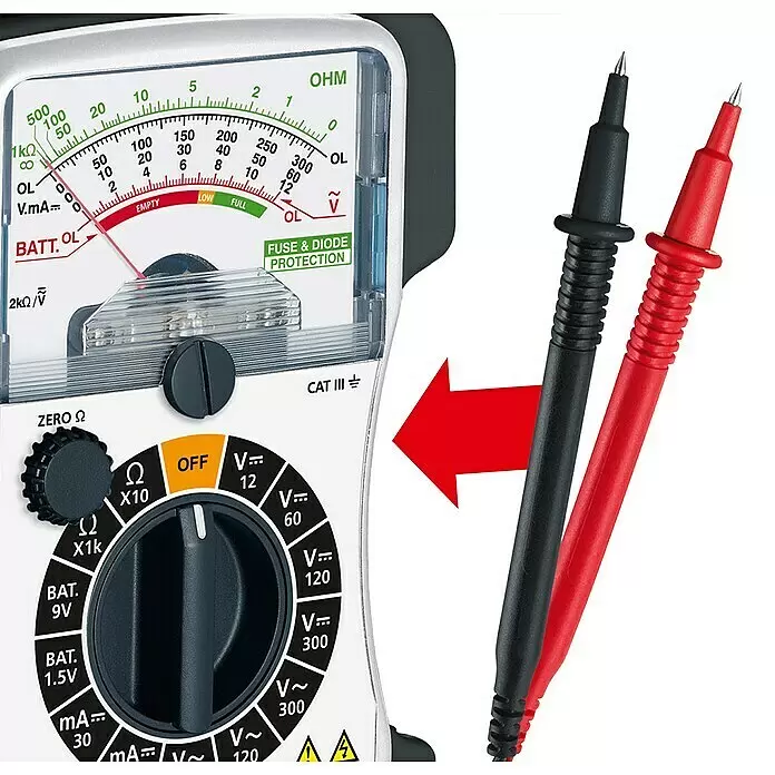 Laserliner Analog-Multimeter Home - 12 V - 300 V - Analogmultimeter mit Drehschalter und beleuchteter Anzeige, daneben schwarze und rote Prüfspitzen.