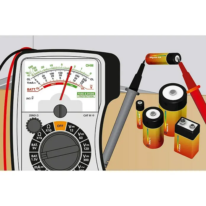 Laserliner Analog-Multimeter Home - 12 V - 300 V - Ein Multimeter wird zur Messung der Spannung verschiedener Batterietypen verwendet, darunter AA, AAA, C, D und 9-Volt-Batterien.