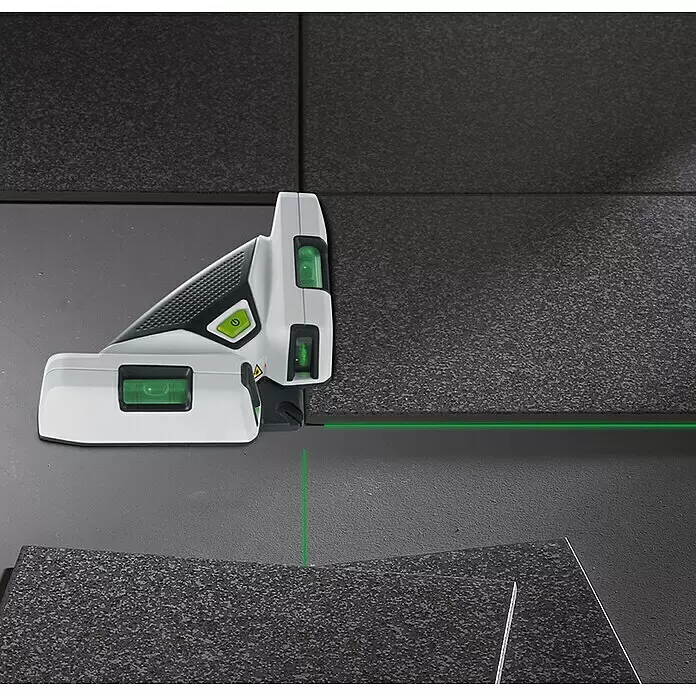 Laserliner Linienlaser SuperSquare 2G - Max. Arbeitsbereich: 40 m, Messgenauigkeit: 0,5 mm/m - Weißes und schwarzes Laser-Nivelliergerät projiziert horizontale und vertikale grüne Linien auf dunkle Fliesen zur präzisen Ausrichtung.