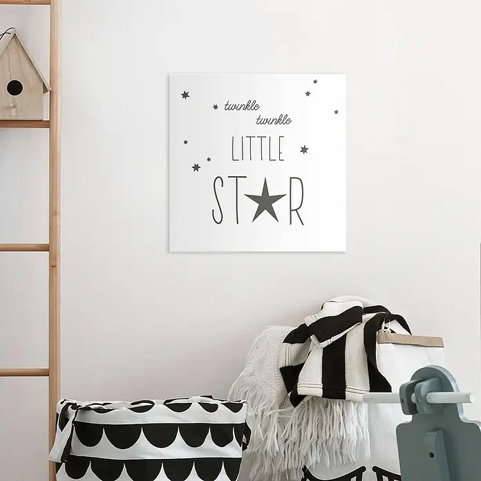 Reinders Decopanel - Twinkle Twinkle little Star, B x H: 30 x 30 cm - Kinderzimmerdeko: Ein weißes Wandbild mit der Aufschrift "Twinkle Twinkle Little Star", umgeben von kleinen Sternen.