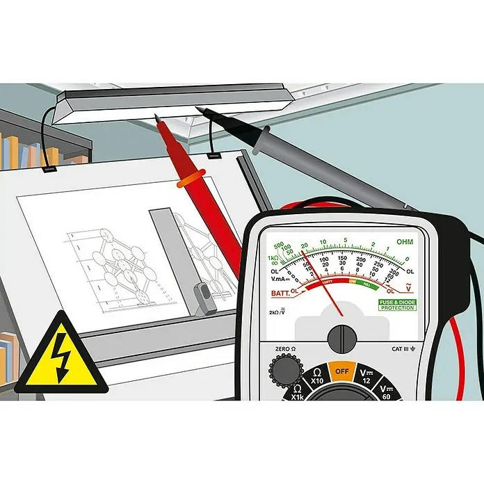Laserliner Analog-Multimeter Home - 12 V - 300 V - Eine Nahaufnahme eines Analogmultimeters, das auf einem Schreibtisch mit Zeichnungen und Messleitungen steht.