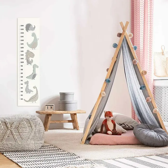 Reinders Holzbild Messlatte - Dino, B x H: 30 x 120 cm - Ein Kinderzimmer mit einem Tipi-Zelt, einem Dino-Wachstumsdiagramm und einem gemütlichen Sitzbereich. Ideal für verspieltes Dekor.