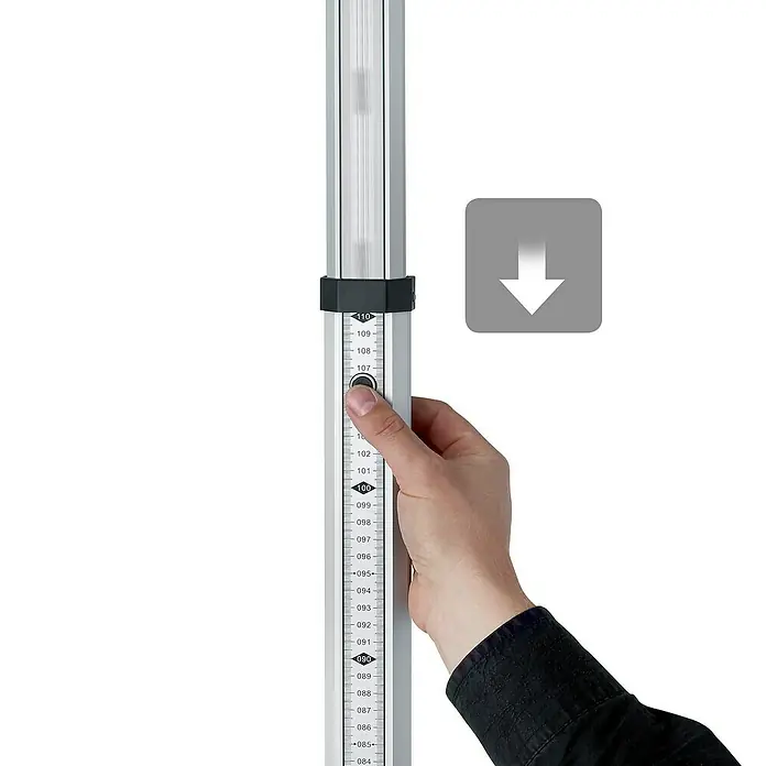 Laserliner Linienlaser Duraplane 360 - Messbereich: 0,15 - 40 m - Ein Messstab wird von einer Hand gehalten, wobei die Skala und der Mechanismus zur Einstellung der Höhe deutlich sichtbar sind.
