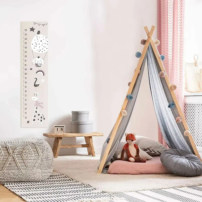 Reinders Holzbild Messlatte - Animals, B x H: 30 x 120 cm - Ein gemütliches Kinderzimmer mit einem Tipi-Zelt, einer Wachstumstabelle und einem Strickhocker schafft eine warme, einladende Atmosphäre.