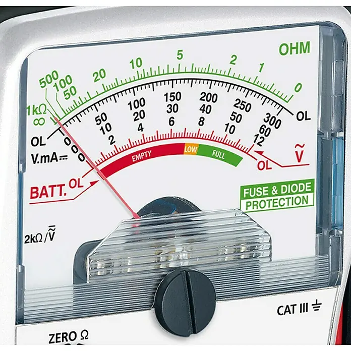 Laserliner Analog-Multimeter Home - 12 V - 300 V - Nahaufnahme eines analogen Multimeters, das Spannung, Strom und Widerstand misst.