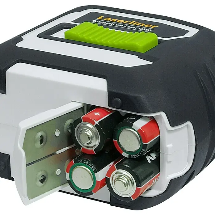 Laserliner Linienlaser CompactLine-Laser G360 Set - Max. Arbeitsbereich: 30 m - Nahaufnahme eines Laserliner CompactLine-Laser G360 mit Batteriefach offen, zeigt vier Batterien. Ideal für präzise Messungen.