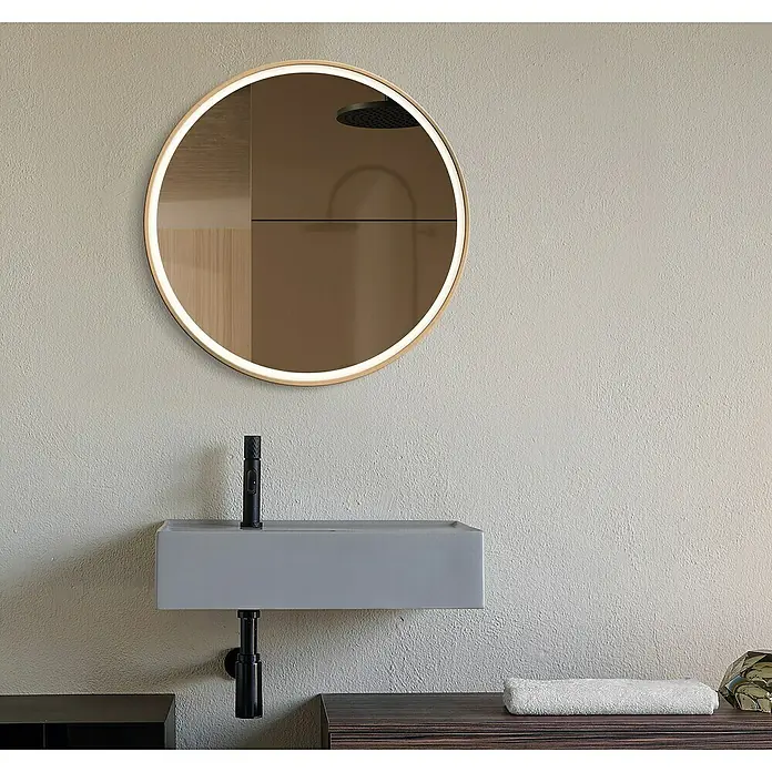 DSK Lichtspiegel Desire - Durchmesser: 55 cm, Bronze, Leuchtmittel - Das Badezimmer-Interieur zeigt einen beleuchteten runden Spiegel über einem modernen grauen Waschtisch mit schwarzer Armatur.