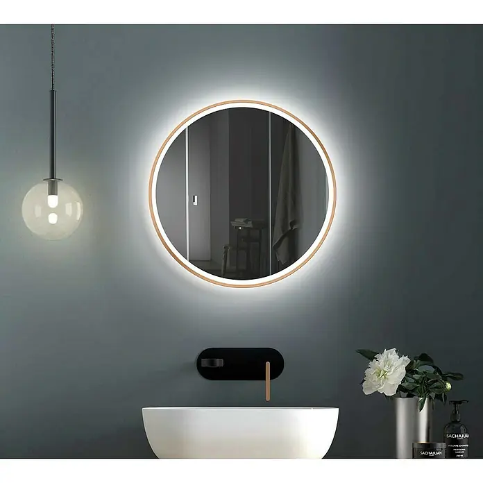 DSK Lichtspiegel Desire - Durchmesser: 55 cm, Kupfer, Leuchtmittel - Ein runder Spiegel mit Holzrahmen und LED-Beleuchtung hängt über einem modernen Waschbecken im Badezimmer.