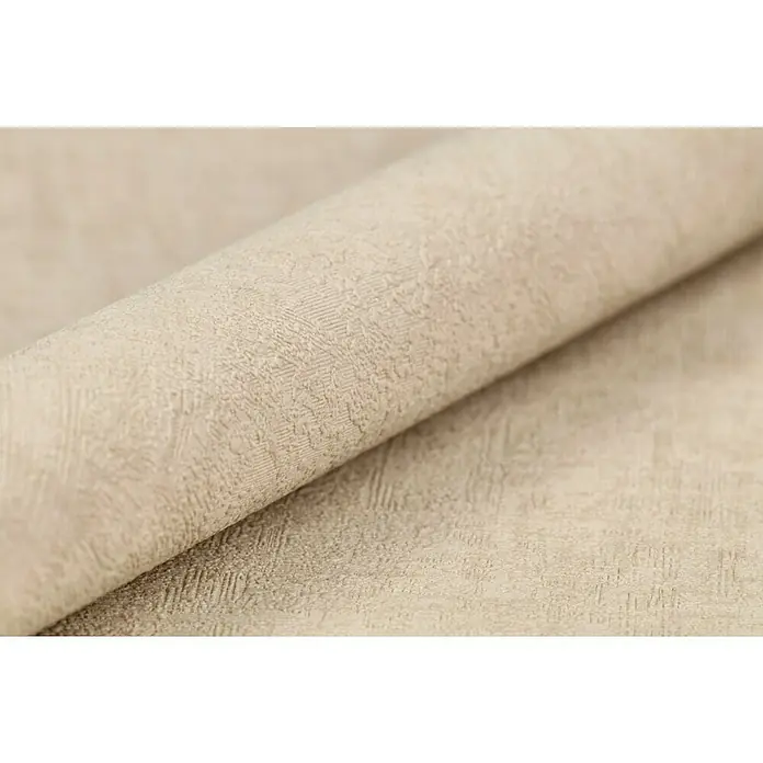 Rasch Vliestapete - Sand, Uni, 10,05 x 0,53 m, Schimmernd - Nahaufnahme einer Rolle hellbeigen, texturierten Stoffes, der sich durch dezente Muster und eine weiche Oberfläche auszeichnet. Ideal für Polsterarbeiten.