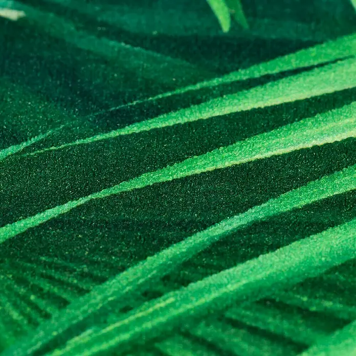Rasch Crispy Paper Vliestapete Dschungel - Grün, Floral, 10,05 x 0,53 m - Nahaufnahme eines grünen Blätterdesigns auf Stoff mit detaillierter Textur.