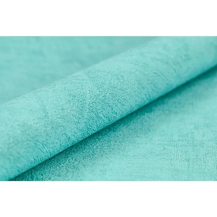 Rasch Vliestapete - Blau, Uni, 10,05 x 0,53 m, Schimmernd - Nahaufnahme eines aufgerollten, türkisfarbenen Stoffes mit leichter Textur. Das Textil wirkt weich und luxuriös, ideal für Möbel oder Dekoration.