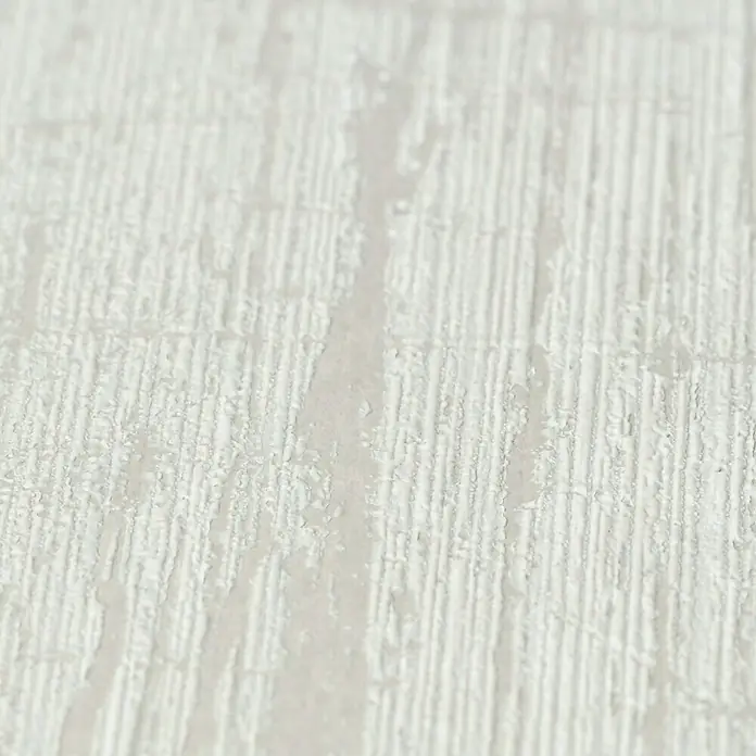 Rasch Vliestapete Vintage Lack - Hellgrau, Uni, 10,05 x 0,53 m - Nahaufnahme einer weißen Holzstruktur mit deutlichen Pinselstrichen, die eine rustikale und handwerkliche Optik verleihen.