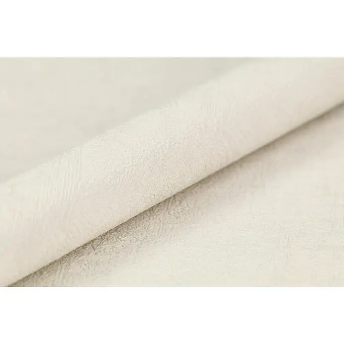Rasch Vliestapete - Hellgrau, Uni, 10,05 x 0,53 m, Schimmernd - Nahaufnahme einer aufgerollten, cremefarbenen strukturierten Vinyltapete, die ein elegantes und stilvolles Interieur-Design-Element hervorhebt.
