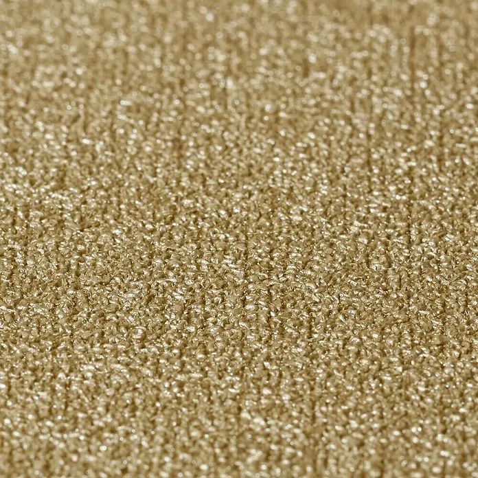 FREUNDIN Vliestapete - Gold, Uni, 10,05 x 0,53 m - Nahaufnahme eines luxuriösen, goldenen Teppichs. Die Textur ist weich und einladend. Ideal für gemütliche Wohnräume.