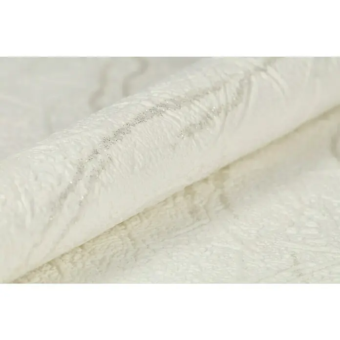 Rasch Vliestapete Putzstruktur II - Weiß, Uni, 10,05 x 0,53 m - Nahaufnahme eines luxuriösen, weißen Handtuchs mit zarten, glitzernden Details, das Weichheit und Eleganz ausstrahlt. Perfekt für verwöhnende Momente.