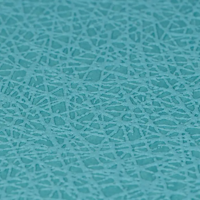 Rasch Vliestapete Geflechtstruktur - Blau/Türkis, Uni, 10,05 x 0,53 m - Nahaufnahme einer hellblauen strukturierten Oberfläche mit einem feinen, netzartigen Muster.