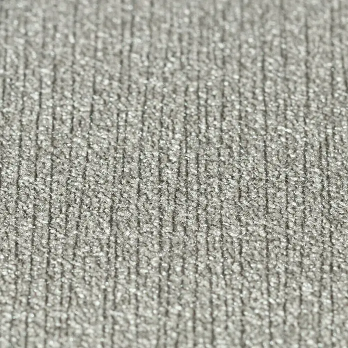 FREUNDIN Vliestapete - Grau, Uni, 10,05 x 0,53 m - Nahaufnahme eines grauen Teppichs, der eine feine, strukturierte Oberfläche und subtile lineare Muster aufweist. Ideal für Textil- und Designprojekte.