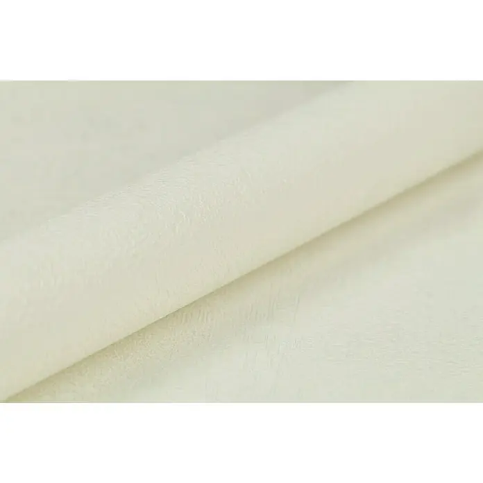 Rasch Vliestapete - Beige/Creme, Uni, 10,05 x 0,53 m, Schimmernd - Nahaufnahme eines aufgerollten cremefarbenen Stoffes, der eine subtile Textur und sanfte Falten aufweist.