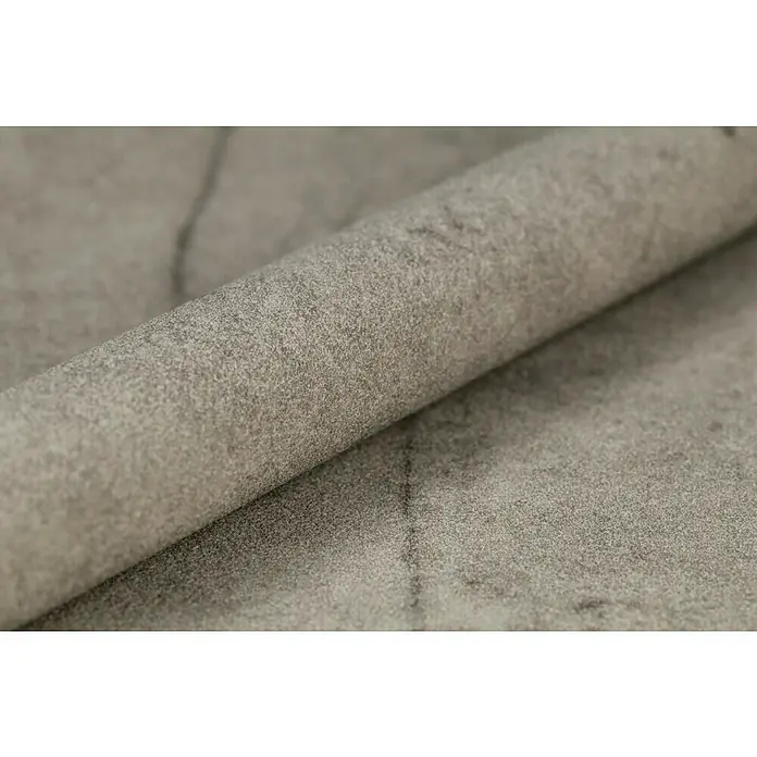 Rasch Vliestapete Beton - Hellgrau, Betonoptik, 10,05 x 0,53 m - Nahaufnahme einer Rolle grauen Stoffes mit feiner Textur und subtilen Marmorierungen. Ideal für Polster oder Dekorationsprojekte.
