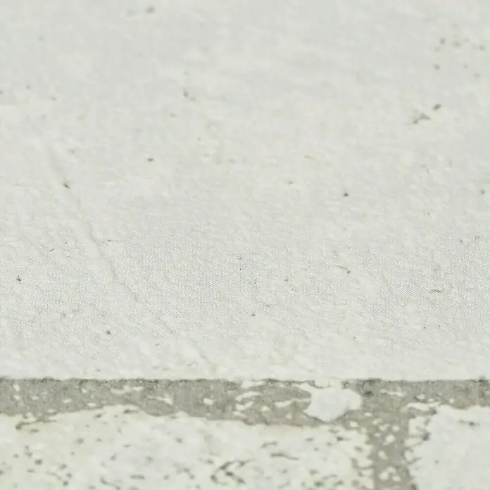 Rasch Vliestapete Factory 2 - Weiß, Steinoptik, 10,05 x 0,53 m - Nahaufnahme einer weißen Ziegelwand mit leicht strukturiertem Hintergrund, ideal für Texturen und Hintergründe.