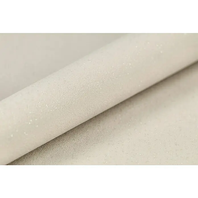Rasch Vliestapete Flitter - Greige, Uni, 10,05 x 0,53 m - Nahaufnahme eines cremefarbenen Glitzerstoffes, der gerollt ist und eine elegante Textur für kreative Projekte bietet.