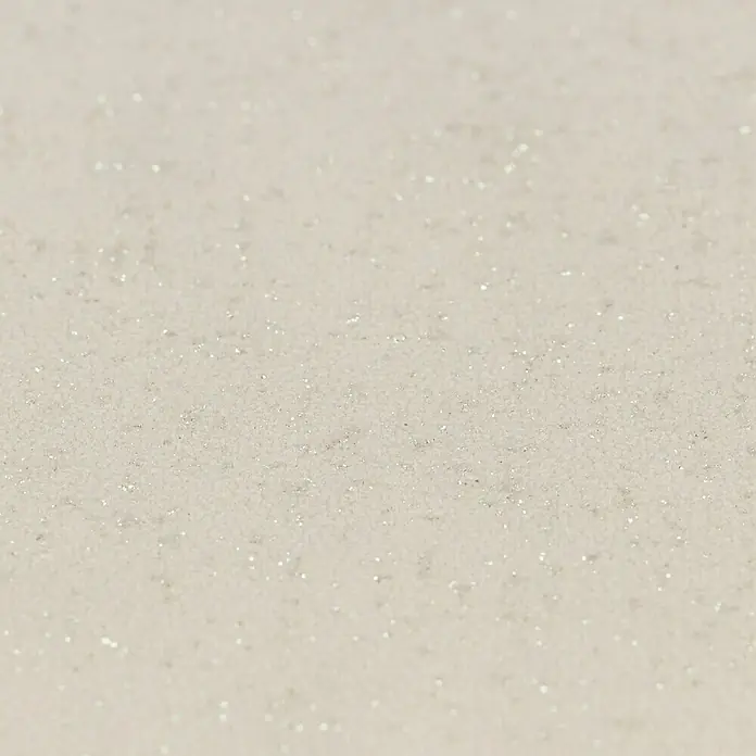 Rasch Vliestapete Flitter - Greige, Uni, 10,05 x 0,53 m - Nahaufnahme eines glitzernden, weißen Quarzkristalls. Die Oberfläche weist subtile Texturen und Schimmer auf, ideal für Arbeitsplatten oder Dekoration.