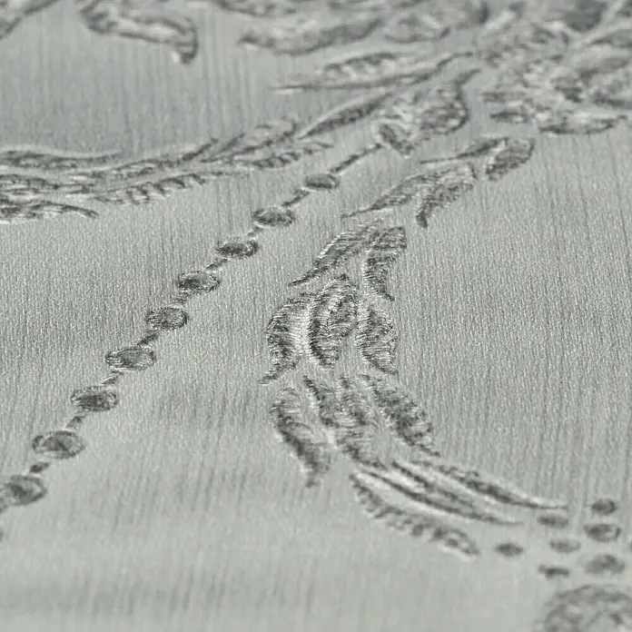 Rasch Trianon Vliestapete II - Dunkelgrau, Ornament, 10,05 x 0,53 m - Nahaufnahme eines eleganten, silbergrauen Stoffes mit floralen Verzierungen, ideal für stilvolle Dekorationen.