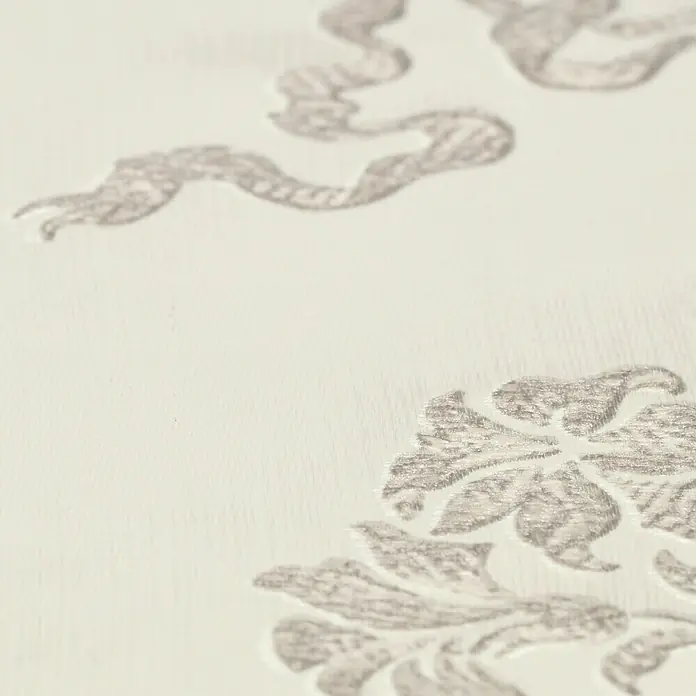 Rasch Trianon Vliestapete II - Altrosé, Ornament, 10,05 x 0,53 m - Nahaufnahme eines eleganten weißen Stoffes mit floralen und bandartigen Mustern, die eine subtile Textur verleihen.