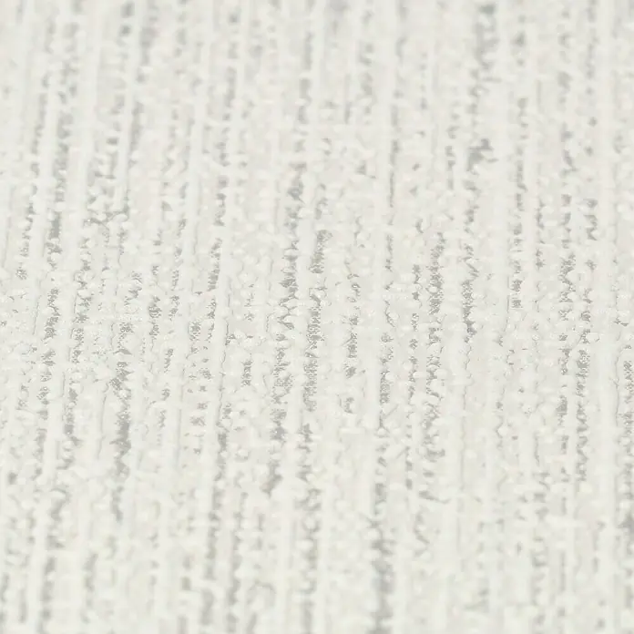 Rasch Rock'n Rolle Vliestapete Linear - Grau, Uni, 10,05 x 0,53 m - Nahaufnahme einer hellgrauen Tapete mit vertikalem Texturmuster, die eine subtile und elegante Oberfläche zeigt.
