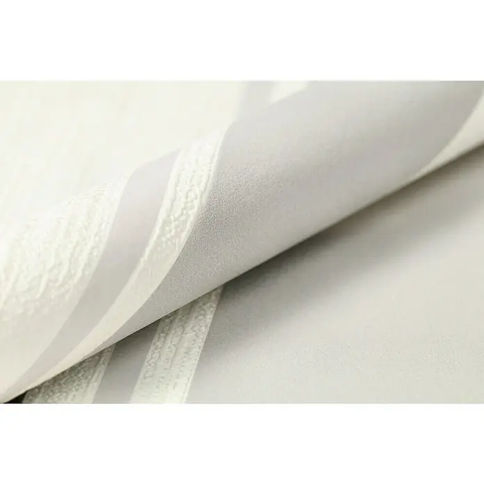 Rasch Rock'n Rolle Vliestapete Stripes - Weiß/Grau/Schwarz, Streifen, 10,05 x 0,53 m - Nahaufnahme von einer Rolle strukturierter Tapete in Weiß- und Grautönen, die ein modernes und elegantes Design zeigt.