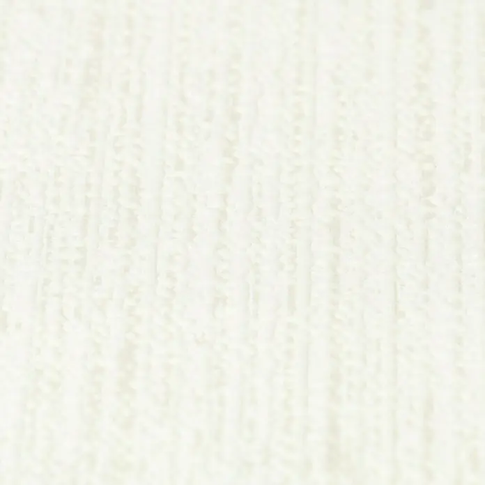 Rasch Rock'n Rolle Vliestapete Linear - Weiß, Uni, 10,05 x 0,53 m - Nahaufnahme einer cremefarbenen, strukturierten Stoffoberfläche, die eine weiche und einladende Textur zeigt. Ideal für Textilhintergründe.