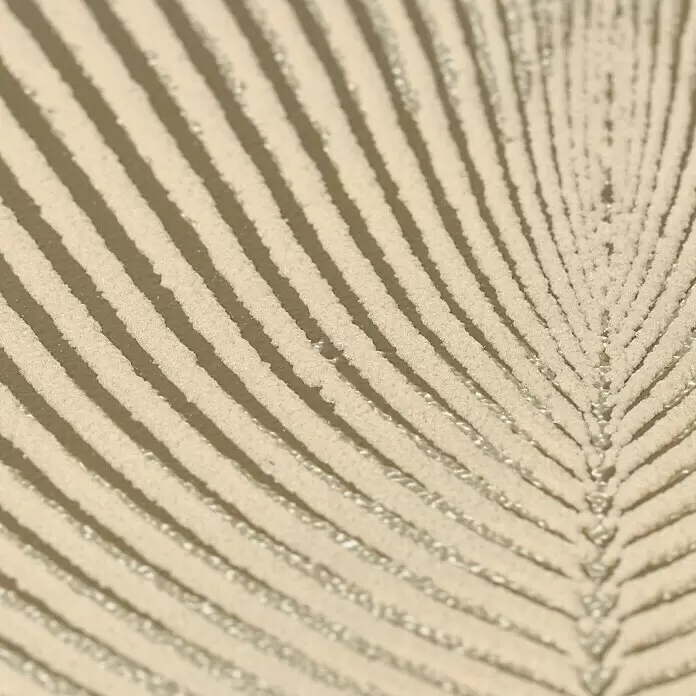 Rasch Yucatán Vliestapete - Beige/Braun, Grafisch, 10,05 x 0,53 m - Strukturierte Oberfläche mit hellen, körnigen Linien, die ein federartiges Muster bilden.