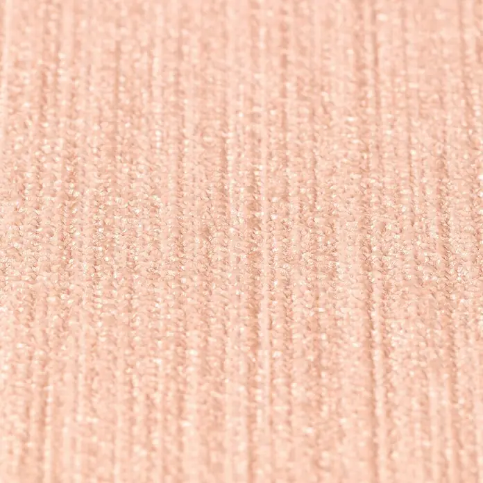 Rasch BARBARA Home Collection II Vliestapete - Rosa, Uni, 10,05 x 0,53 m - Nahaufnahme eines Pfirsich-farbenen Stoffes, der eine feine, textile Struktur zeigt, ideal für Möbel oder Dekorationen.