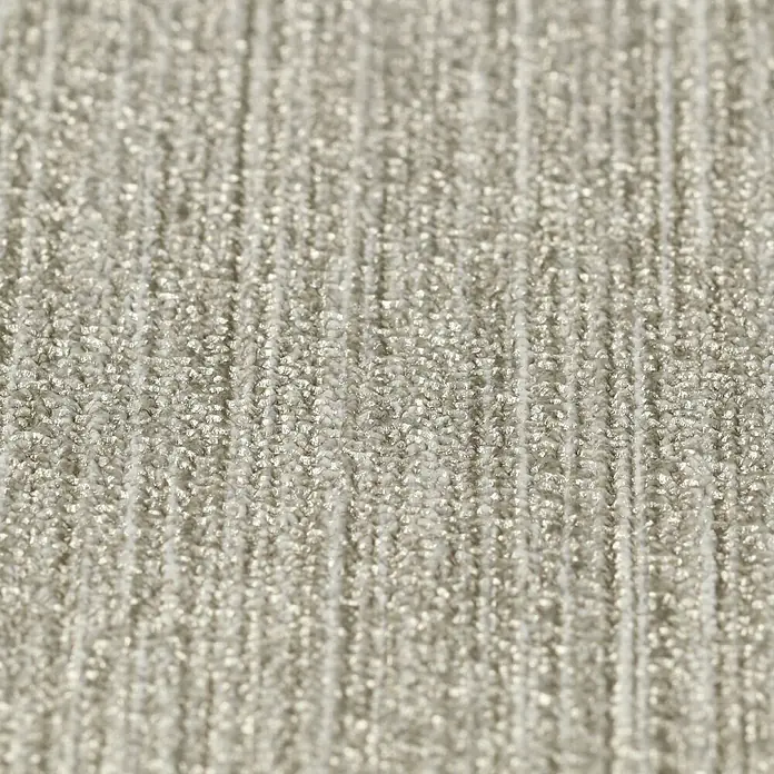 Rasch BARBARA Home Collection II Vliestapete - Grau/Oliv, Uni, 10,05 x 0,53 m - Nahaufnahme eines beigefarbenen Stoffes mit vertikalen Streifen, ideal für Möbelbezüge oder Vorhänge. Die Textur ist weich und einladend.