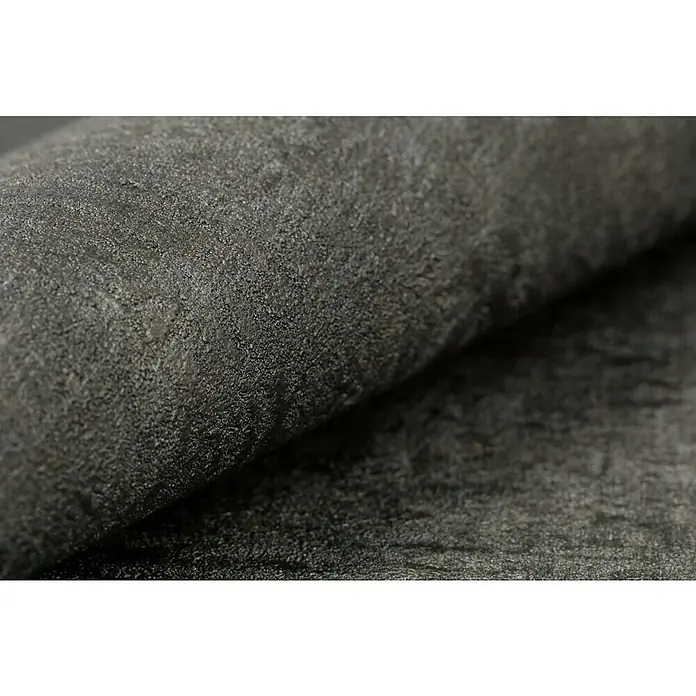 Rasch Factory 4 Vliestapete - Schwarz, Uni, 10,05 x 0,53 m - Nahaufnahme eines luxuriösen, strukturierten grauen Stoffes, der sich elegant drapiert und seine feine Textur und Farbnuancen hervorhebt.